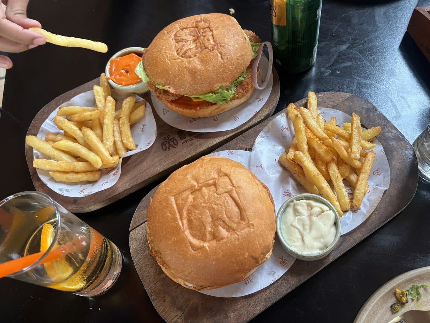 Cheese Burger : Steak haché 150 g, cheddar, salade, tomate, pickles