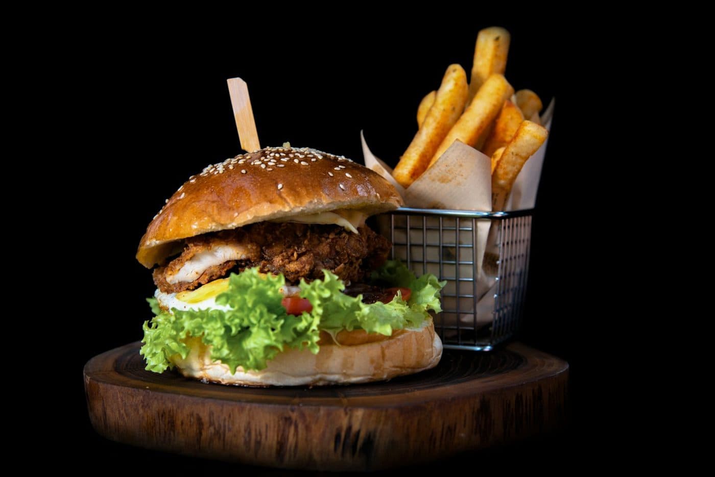 Pesis Burger : Steak haché, cantal, aubergine grillée, oignons confits, salade, tomate, pickles